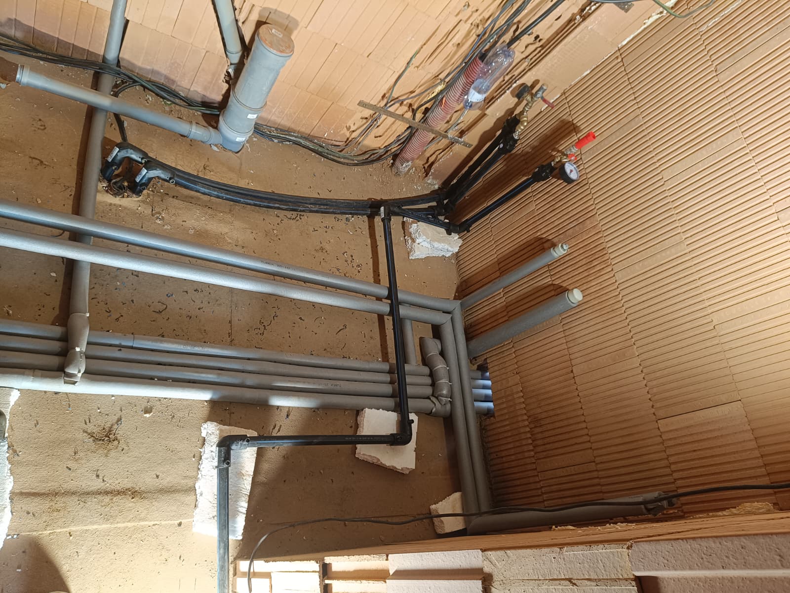 Hrubé rozvody vody a kanalizace v rodinném domě